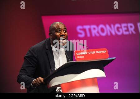 Brighton, England. September 2021. Der Abgeordnete David Lammy, Schattenminister des Justizministeriums, hält seine Rede während der Debatte über Justiz und Inneres am Nachmittag des vierten Tages der Jahreskonferenz der Labour Party im Brighton Centre. Kevin Hayes/Alamy Live News Stockfoto