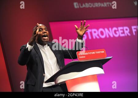 Brighton, England. September 2021. Der Abgeordnete David Lammy, Schattenminister des Justizministeriums, hält seine Rede während der Debatte über Justiz und Inneres am Nachmittag des vierten Tages der Jahreskonferenz der Labour Party im Brighton Centre. Kevin Hayes/Alamy Live News Stockfoto