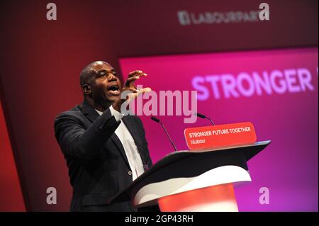 Brighton, England. September 2021. Der Abgeordnete David Lammy, Schattenminister des Justizministeriums, hält seine Rede während der Debatte über Justiz und Inneres am Nachmittag des vierten Tages der Jahreskonferenz der Labour Party im Brighton Centre. Kevin Hayes/Alamy Live News Stockfoto