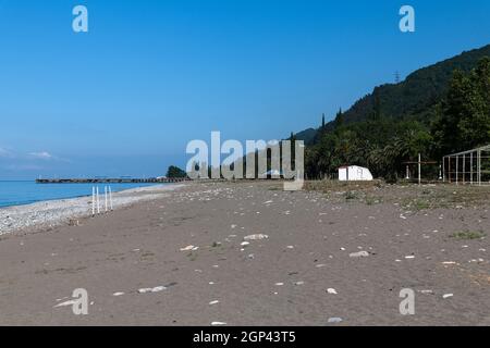 Leerer Strand in der Stadt Gagra in Abchasien Stockfoto