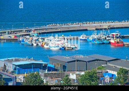 Stadthafen mit vielen festfahrenden Booten und Schiffen. Schiffe und Boote im Hafen. Viele Boote liegen an der Seebrücke an der Ostsee. Boote vertäuten in Wladyslawowo Harbo Stockfoto