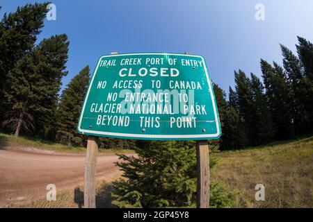 Das Schild für den Trail Creek Port of Entry ist geschlossen, ohne Zugang von den USA nach Kanada, im Gebiet Polebridge Montana Stockfoto