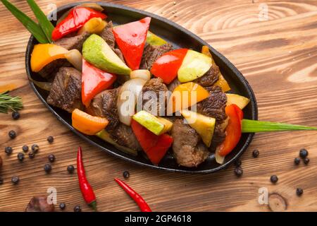 Mittelseltenes saftiges Rindersteak. Gegrilltes Kalbsfilet. Konzept: Speisekarte für ein Restaurant. Gebratenes Fleisch mit Gewürzen, Garnierung und Gemüse. Stockfoto