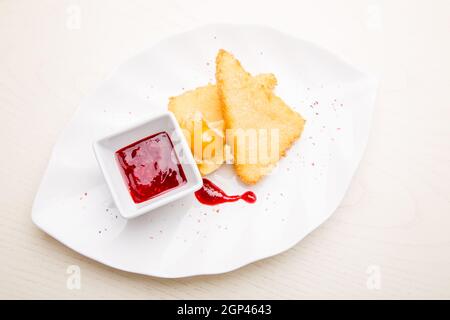 Torten mit Hühnerleber, Kartoffeln, Fleisch, Kohl. Pilzkuchen. Gekochte Muscheln mit Gewürzen. Stockfoto