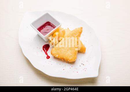 Torten mit Hühnerleber, Kartoffeln, Fleisch, Kohl. Pilzkuchen. Gekochte Muscheln mit Gewürzen. Stockfoto