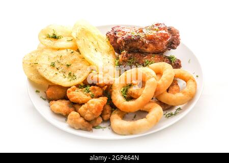 Biersnack: Würzige Hähnchenflügel, Käsebällchen, gebratenes schwarzes Brot mit Knoblauch, Zwiebelringe im Teig. Snack auf weißem Hintergrund. Stockfoto