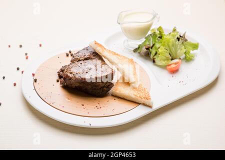 Torten mit Hühnerleber, Kartoffeln, Fleisch, Kohl. Pilzkuchen. Gekochte Muscheln mit Gewürzen. Stockfoto