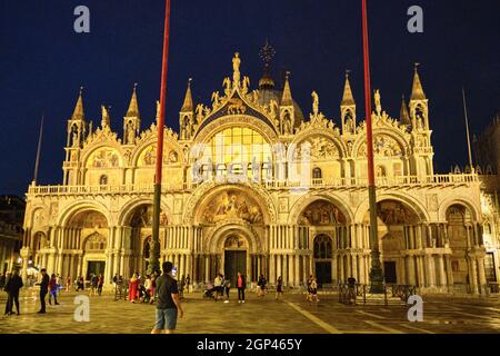 Nachtansicht der Markusbasilika vom Markusplatz, Venedig, Italien Stockfoto