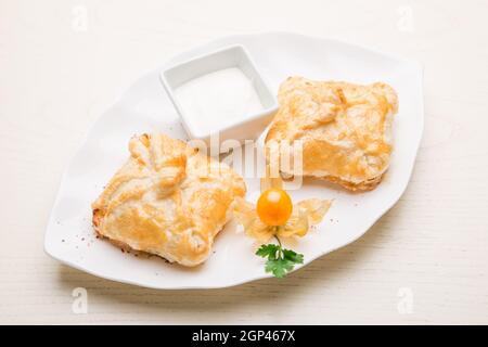 Torten mit Hühnerleber, Kartoffeln, Fleisch, Kohl. Pilzkuchen. Gekochte Muscheln mit Gewürzen. Stockfoto