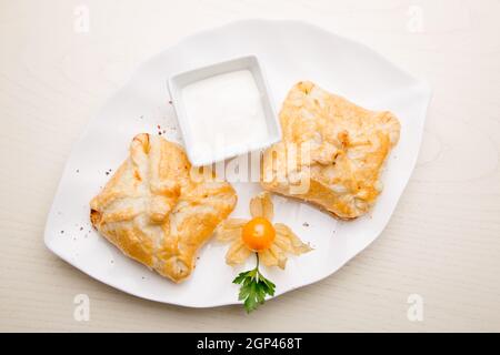 Torten mit Hühnerleber, Kartoffeln, Fleisch, Kohl. Pilzkuchen. Gekochte Muscheln mit Gewürzen. Stockfoto