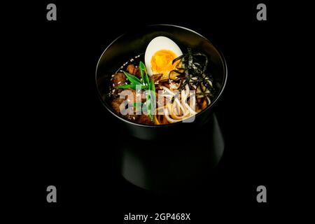 Traditionelle japanische Miso-Suppe mit Algen und Fisch. Nahaufnahme, Draufsicht. Konzept - Lieferung von Lebensmitteln. Stockfoto
