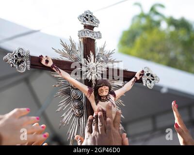 Salvador, Bahia, Brasilien - 28. Dezember 2018: Gläubige feiern den letzten Freitag des Jahres in der Senhor do Bonfim Kirche. Stockfoto