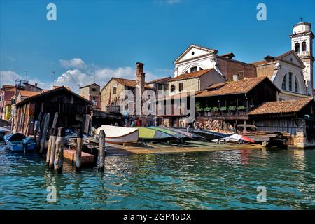 Blick auf Ofer Squero di San Trovaso, Wahrzeichen Bootswerft aus dem 17. Jahrhundert, die traditionelle Holzgondeln in einer schrankartigen Einrichtung errichtet. Venedig, Venetien, Italien Stockfoto