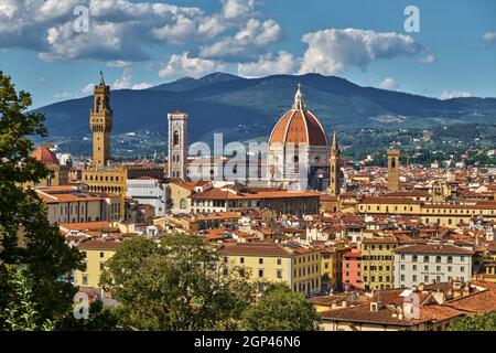 Panoramablick über den Dom von Santa Maria del Fiore vom Giardino Bardini im Sommer. Florenz, Italien Stockfoto