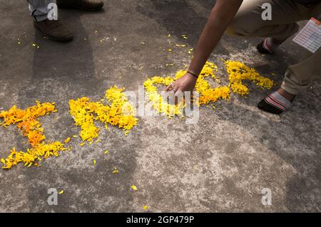 Das Wort Indien geschrieben mit gelben Ringelblumen in 26th Januar auf Indien Republik Tag Feier. 15th. August Unabhängigkeitstag Feiertag Hintergrund Stockfoto