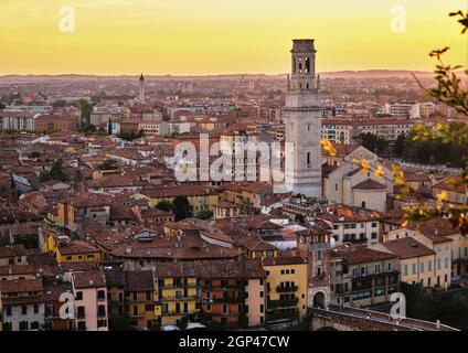 Sommeruntergang über der Stadt Verona, Italien, vom Punto Panoramico di Castel San Pietro aus gesehen ab Sommer 2021 Stockfoto