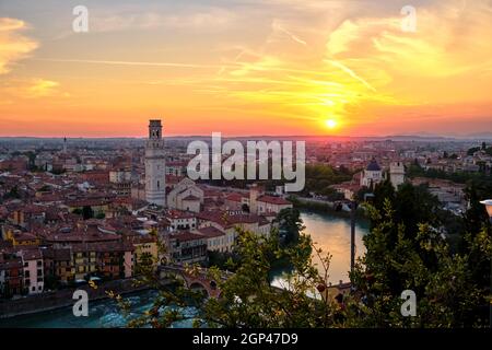 Sommeruntergang über der Stadt Verona, Italien, vom Punto Panoramico di Castel San Pietro aus gesehen ab Sommer 2021 Stockfoto