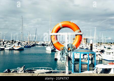 Orange Boje im Hafen von l'Herbaudiere auf der Insel Noirmoutier, Frankreich Stockfoto