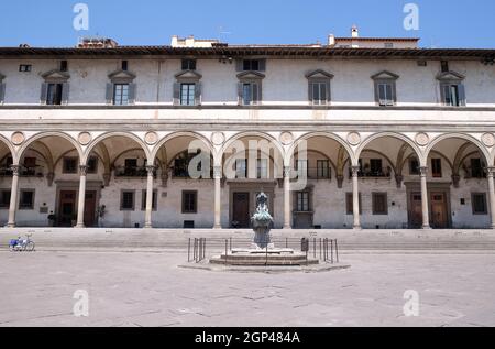 Das von Brunelleschi entworfene Krankenhaus in Piazza SS.Annunziata, Loggiato Servi di Maria, Florenz, UNESCO-Weltkulturerbe, Toskana, Stockfoto