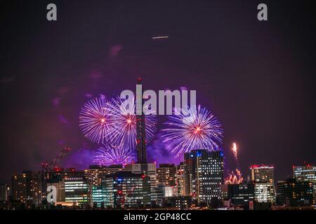 Skyline von Yokohama und Feuerwerk (Minato Mirai Smart Festival). Drehort: Yokohama-Stadt kanagawa Präfektur Stockfoto