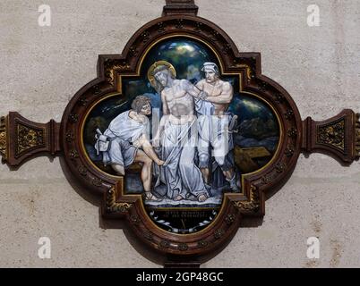 10 Stationen des Kreuzes, Jesus wird seiner Kleider beraubt, St Francis Xavier's Kirche in Paris, Frankreich Stockfoto