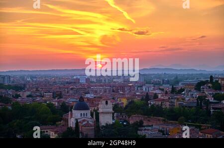 Sommeruntergang über der Stadt Verona, Italien, vom Punto Panoramico di Castel San Pietro aus gesehen ab Sommer 2021 Stockfoto