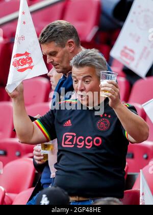 AMSTERDAM, NIEDERLANDE - 28. SEPTEMBER: Fans von Ajax während des UEFA Champions League Group-Bühnenmatches zwischen Ajax und Besiktas in der Johan Cruijff Arena am 28. September 2021 in Amsterdam, Niederlande (Foto: Broer van den Boom/Orange Picters) Stockfoto