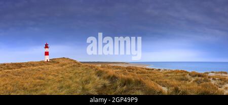 Rot-weiß gestreifter Leuchtturm List East / List-Ost auf der Halbinsel Ellenbogen auf der Insel Sylt, Nordfriesland, Schleswig-Holstein, Deutschland Stockfoto