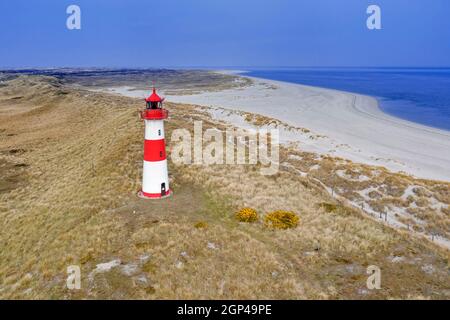 Rot-weiß gestreifter Leuchtturm List East / List-Ost auf der Halbinsel Ellenbogen auf der Insel Sylt, Nordfriesland, Schleswig-Holstein, Deutschland Stockfoto