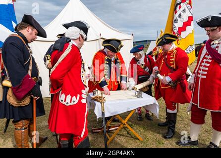 Sir John Cope & Officers council of war in der Zeit Kostüm Nachstellung der Schlacht von Prestonpans, East Lothian, Schottland, Großbritannien Stockfoto