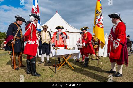 Sir John Cope & Officers council of war in der Zeit Kostüm Nachstellung der Schlacht von Prestonpans, East Lothian, Schottland, Großbritannien Stockfoto