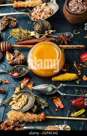 Große Reihe von getrockneten Heilung und Heilkräutern, Pflanzen.Dry Teeblatt.Herbal Medizin Stockfoto