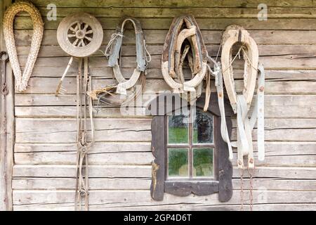 Alte hölzerne Hauswand mit alten Werkzeugen und Material Stockfoto