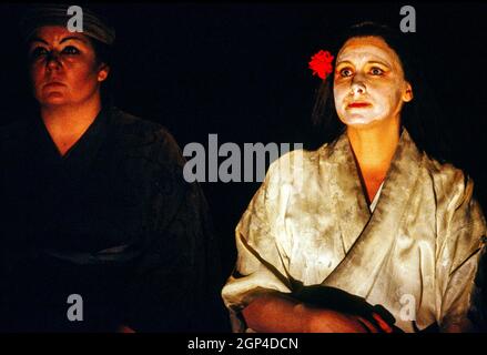 l-r: Anne-Marie Owens (Suzuki), Janice Cairns (CIO-CIO-San / Madame Butterfly) in MADAME BUTTERFLY von Puccini an der English National Opera (ENO), London Coliseum, London WC2 18/11/1989 Musik: Giacomo Puccini Libretto: Luigi Illica und Giuseppe Giacosa Dirigent: Antonio Pappano Design: Stefanos Lazaridis Originalbeleuchtung: Matthew Richardson von Paul Taylor wiederbelebt Graham Vick wurde von John Lloyd Davies wiederbelebt Stockfoto