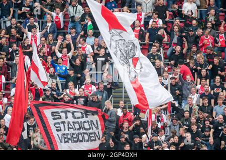 AMSTERDAM, NIEDERLANDE - 28. SEPTEMBER: Fans von Ajax während des UEFA Champions League Group-Bühnenmatches zwischen Ajax und Besiktas in der Johan Cruijff Arena am 28. September 2021 in Amsterdam, Niederlande (Foto: Broer van den Boom/Orange Picters) Stockfoto