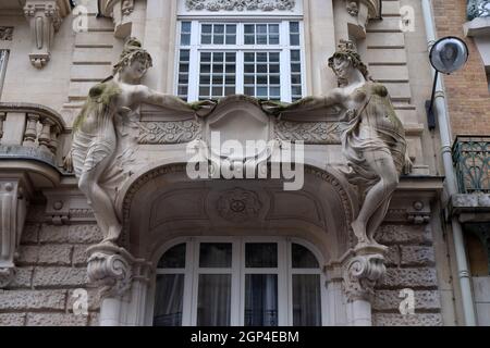 Detail der Fassade eines Gebäudes im Jugendstil in Paris Stockfoto