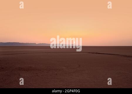 Wunderschöner Sonnenaufgang über einem Salzsee in der Sahara. Tunesien Stockfoto