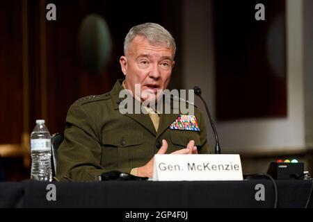 Washington DC, USA. 28 2021. September: General Kenneth McKenzie, Kommandant des Central Command der Vereinigten Staaten, spricht während einer Anhörung des Armed Services Committee des Senats über den Abschluss von Militäroperationen in Afghanistan und Pläne für zukünftige Terrorismusbekämpfungsoperationen am Dienstag, den 28. September 2021, auf dem Capitol Hill in Washington.Quelle: Patrick Semansky/Pool via CNP /MediaPunch Stockfoto