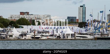 Southampton, England, Großbritannien. 2021. Blick vom Southampton Water auf die jährliche Bootsausstellung im Mayflower Park und entlang der Uferpromenade. Stockfoto