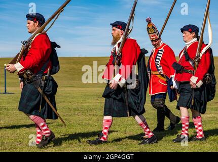 Hannoversche Soldaten und Offiziere marschieren in einem historischen Kostüm zur Nachstellung der Schlacht von Prestonpans, East Lothian, Schottland, Großbritannien Stockfoto