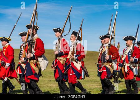 Hannoversche Soldaten und Offiziere marschieren in einem historischen Kostüm zur Nachstellung der Schlacht von Prestonpans, East Lothian, Schottland, Großbritannien Stockfoto