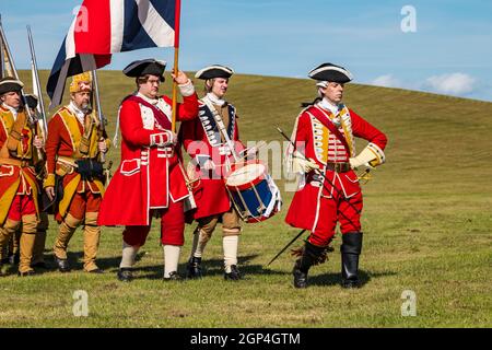 Hannoversche Soldaten und Offiziere marschieren in einem historischen Kostüm zur Nachstellung der Schlacht von Prestonpans, East Lothian, Schottland, Großbritannien Stockfoto