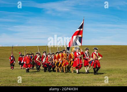 Hannoversche Soldaten und Offiziere marschieren in einem historischen Kostüm zur Nachstellung der Schlacht von Prestonpans, East Lothian, Schottland, Großbritannien Stockfoto