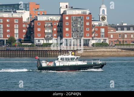 Portsmouth Harbour, England, Großbritannien. 2021. Das Admiralty-Lotsenboot Solent Racer fährt aus Portsmouth Harbour, Großbritannien, ab Stockfoto