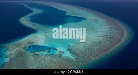 MALEDIVEN, ARI-ATOLL. LUFTAUFNAHME DES BARRIER REEF Stockfoto