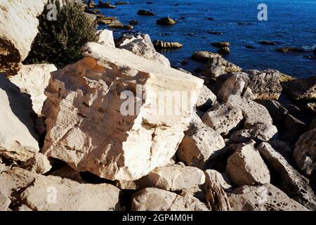 Felsen am Ufer des Kaspischen Meeres. Kasachstan. Mangistau. 10 Oktober 2019 Jahr. Stockfoto