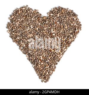 Draufsicht auf Chia (Salvia hispanica) Samen in Form von Herzen angeordnet, auf weißem Hintergrund. Essen für ein gesundes Herz-Kreislauf-System Konzept. Stockfoto