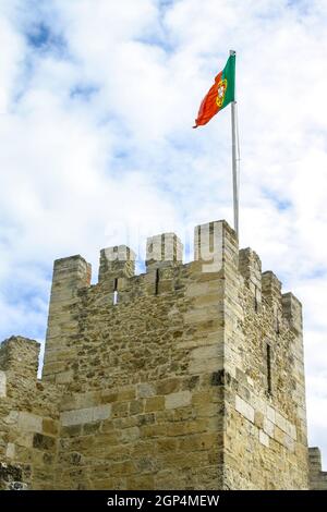 Portugiesische Flagge schwenkten auf Turm von Sao Jorge. Lissabon, Portugal Stockfoto