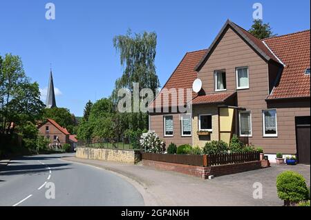 Dorfstraße in Beber mit Blick auf den Kirchturm St. Magnus Stockfoto
