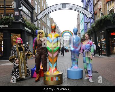 London, England, Großbritannien. September 2021. Dame ZANDRA RHODES (L) posiert mit anderen Künstlern neben Statuen der öffentlichen Kunstinstallation ''˜Dankbarkeit' in der Carnaby Street. Das Kunstwerk soll den anhaltenden Mut und das Engagement der Mitarbeiter des National Health Service (NHS) und aller wichtigen Mitarbeiter während der Coronavirus-Pandemie würdigen und würdigen. (Bild: © Tayfun Salci/ZUMA Press Wire) Stockfoto